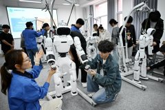 鞭策全体学工智能学问”“优化保守学科专业人 